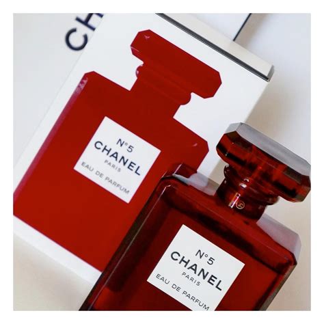 chanel pochette rossa profumo|Chanel No 5 Eau de Parfum Red Edition di Chanel da donna.